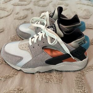 Nike huraches, women’s 10